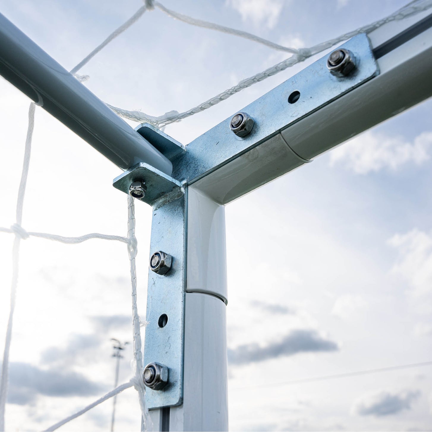 PRO ALU Match60 8x5' top corner seen from below, with metal brackets and bolts joining the frame.