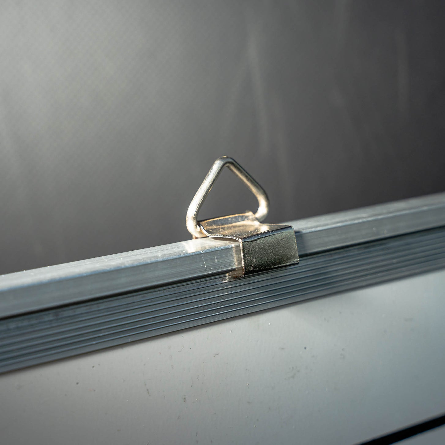 Magnetic Whiteboard (S) 30x45cm close up of a metal hanging loop on the aluminium frame.